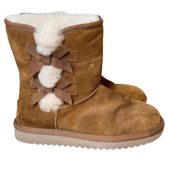 Koolaburra UGG Victoria Short Bow Shearling Sheepskin Boot Chestnut Suede Sz 7 - Picture 1 of 11